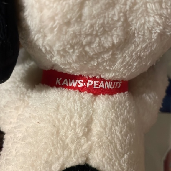 UNI QLO KAWS x Peanuts 8” Snoopy Plushies. NWT COA attached to Black Snoopy only - Picture 2 of 11